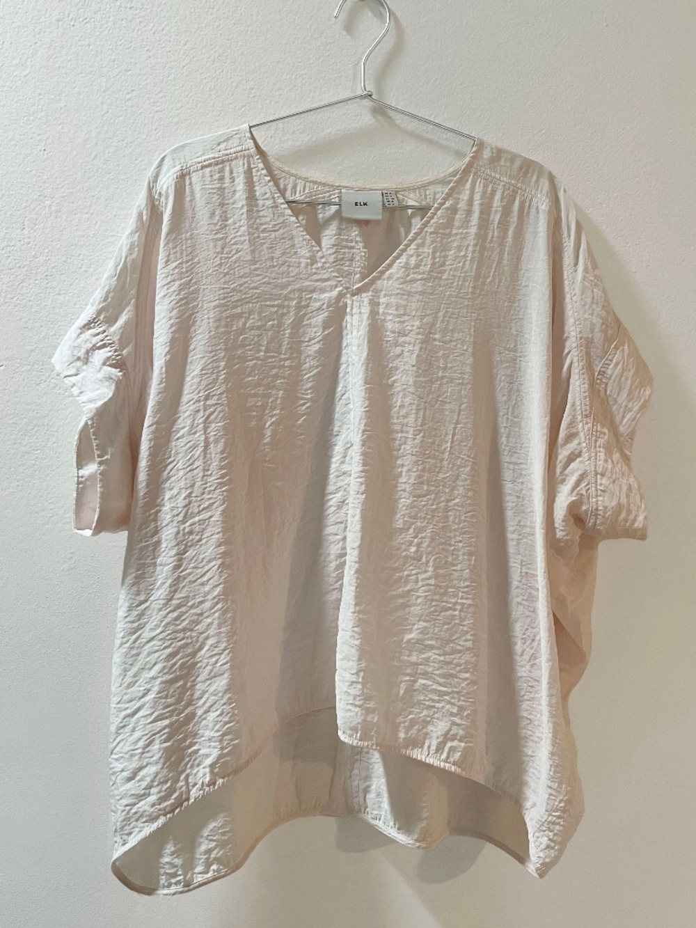 ELK The Label Kvelde Oversized Textured V-Neck Top. Pale Pink. Size US 4.